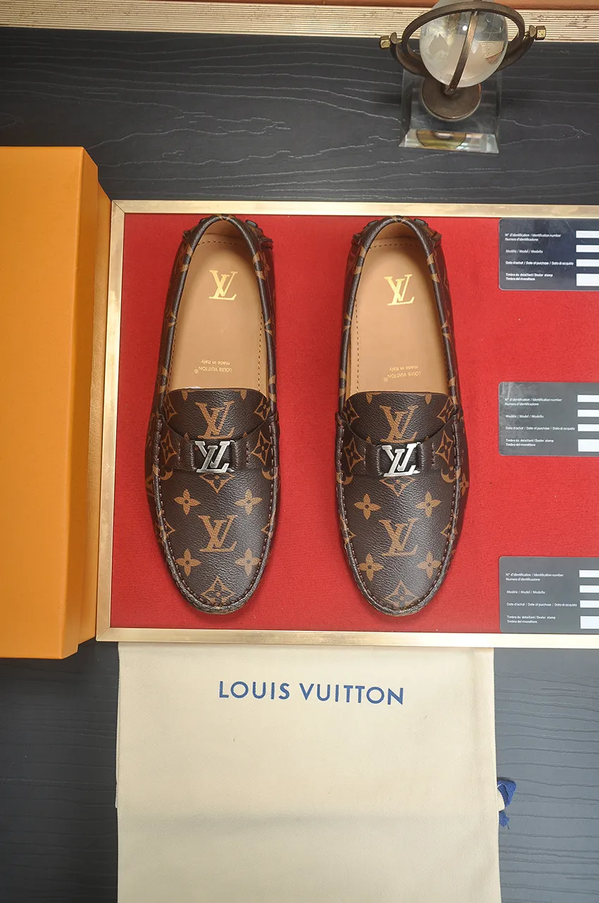 Men's men's shoes 💰420💶 [LV Doudou shoes] (water-dyed cowhide lining) new model is on the market, available on the official website. The new Doudou shoes are processed into single-color materials, and the uppers are made of imported horsehide leather. The body of the shoe is fully hemmed with mark thread, and is lined with imported original cowhide leather. The elegant shoe shape is super suitable for all-matching, and the size is 38-44.